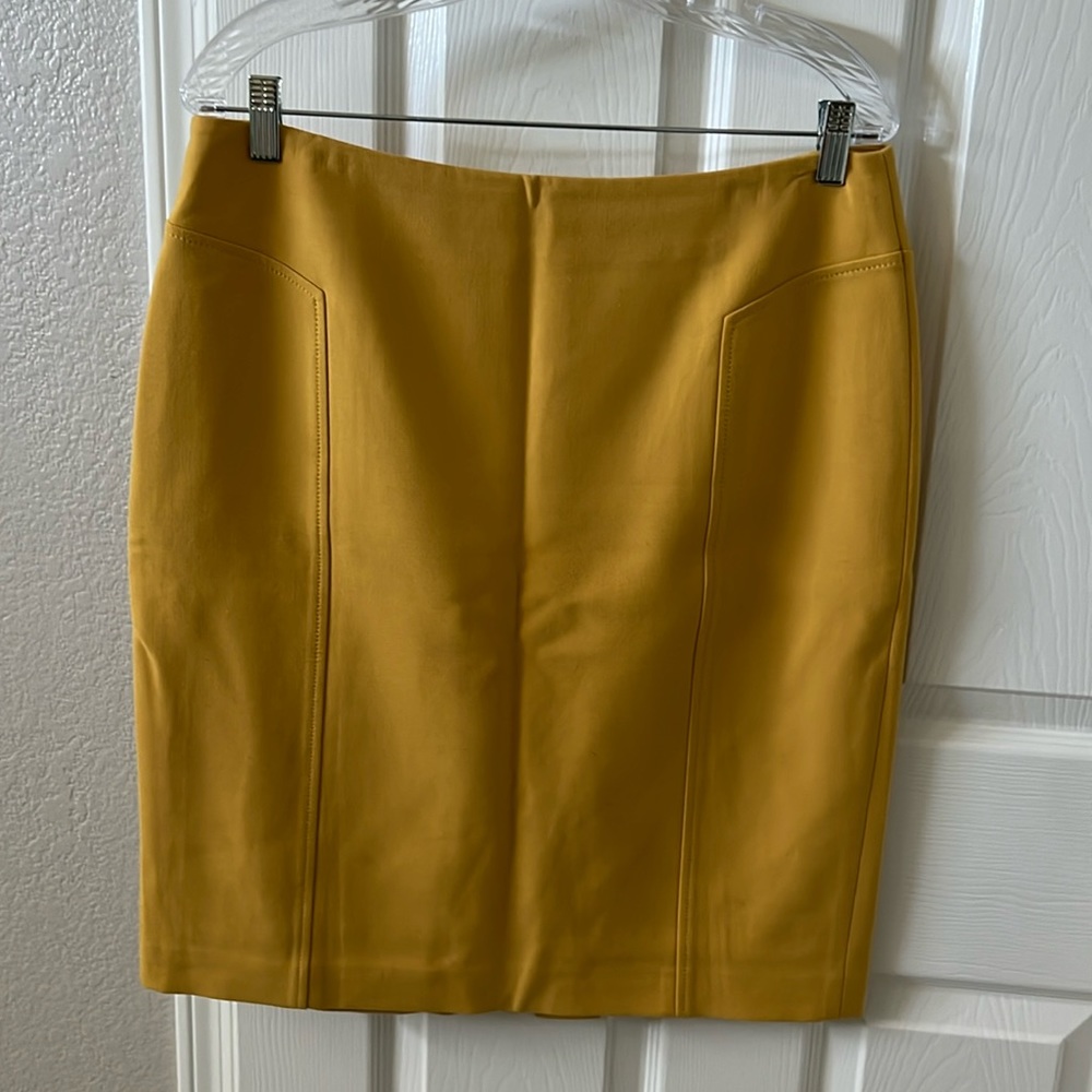 Halogen women’s skirt in a burnt yellow size 12